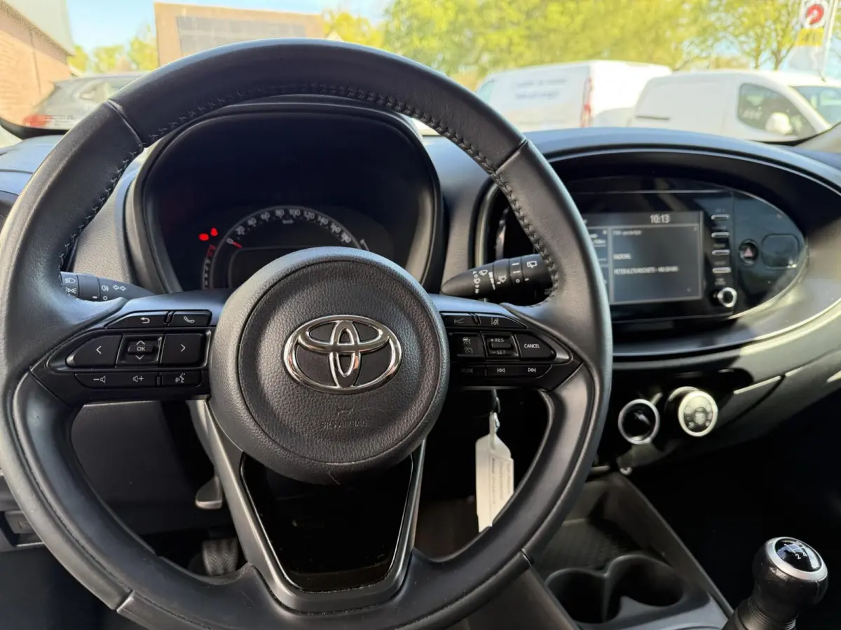 1.0 VVT-i MT Play CARPLAY/CAMERA *ALL-IN PRIJS*