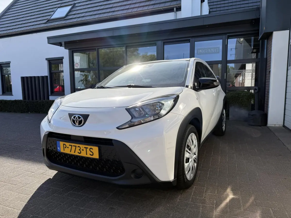 1.0 VVT-i MT Play CARPLAY/CAMERA *ALL-IN PRIJS*