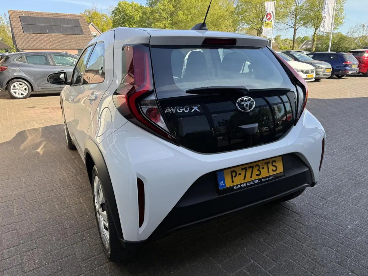 1.0 VVT-i MT Play CARPLAY/CAMERA *ALL-IN PRIJS*