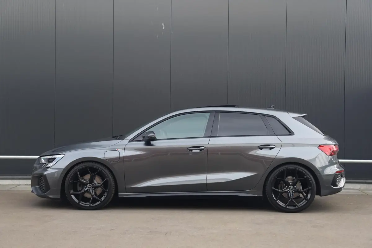 40 TFSI e S-Line Pano Stoelverwarming B&O Clima Black Optic Getint Glas CarPlay 19 inch!