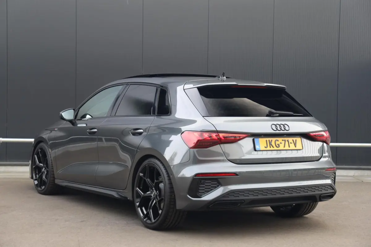 40 TFSI e S-Line Pano Stoelverwarming B&O Clima Black Optic Getint Glas CarPlay 19 inch!