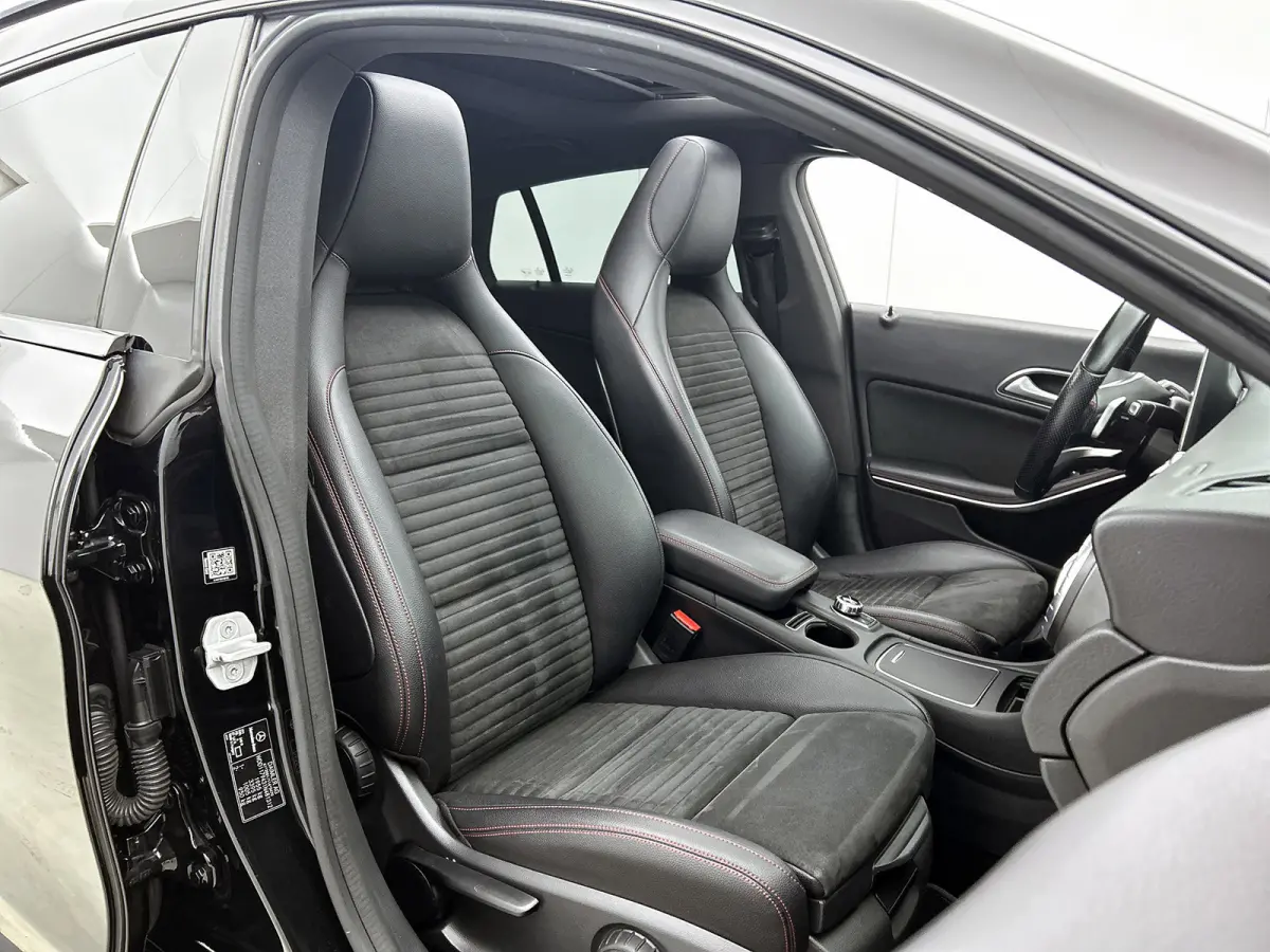200 Prestige AMG-Styling (Goed OnH, Panorama, SfeerV, Navi, Camera, Trekhaak, StoelV, Etc)
