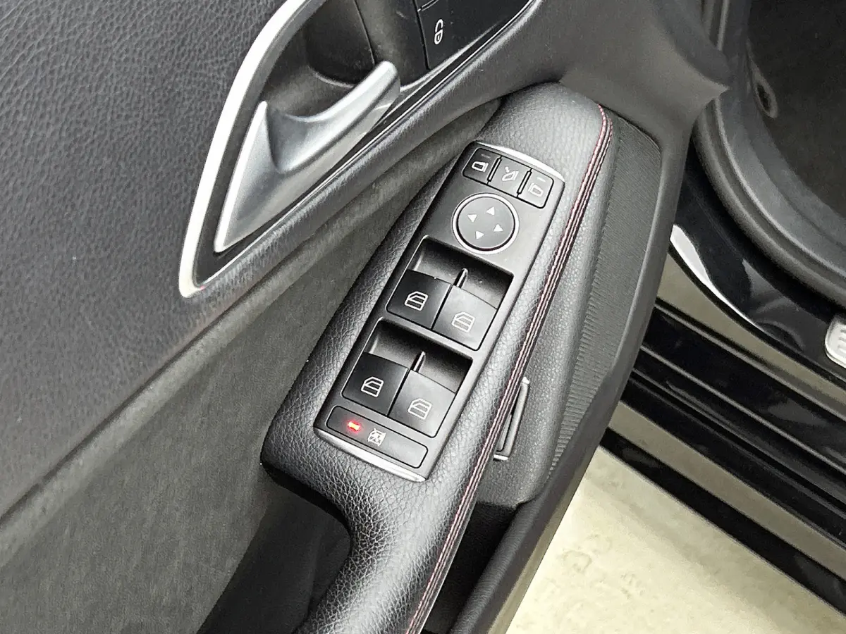200 Prestige AMG-Styling (Goed OnH, Panorama, SfeerV, Navi, Camera, Trekhaak, StoelV, Etc)