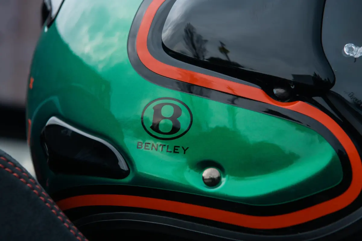 V4 for Bentley | 1e Eigenaar | Origineel NL | Limited | Incl. Jas + Helm | 1 van 500 |