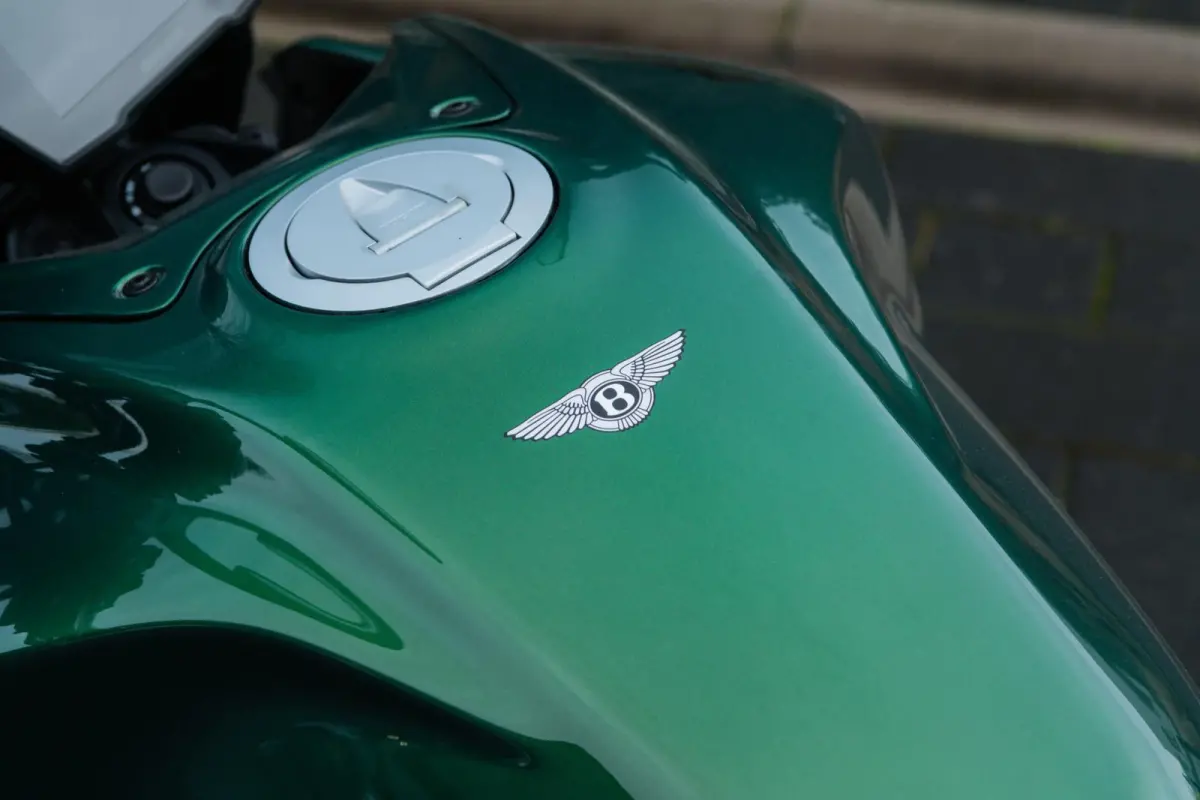 V4 for Bentley | 1e Eigenaar | Origineel NL | Limited | Incl. Jas + Helm | 1 van 500 |