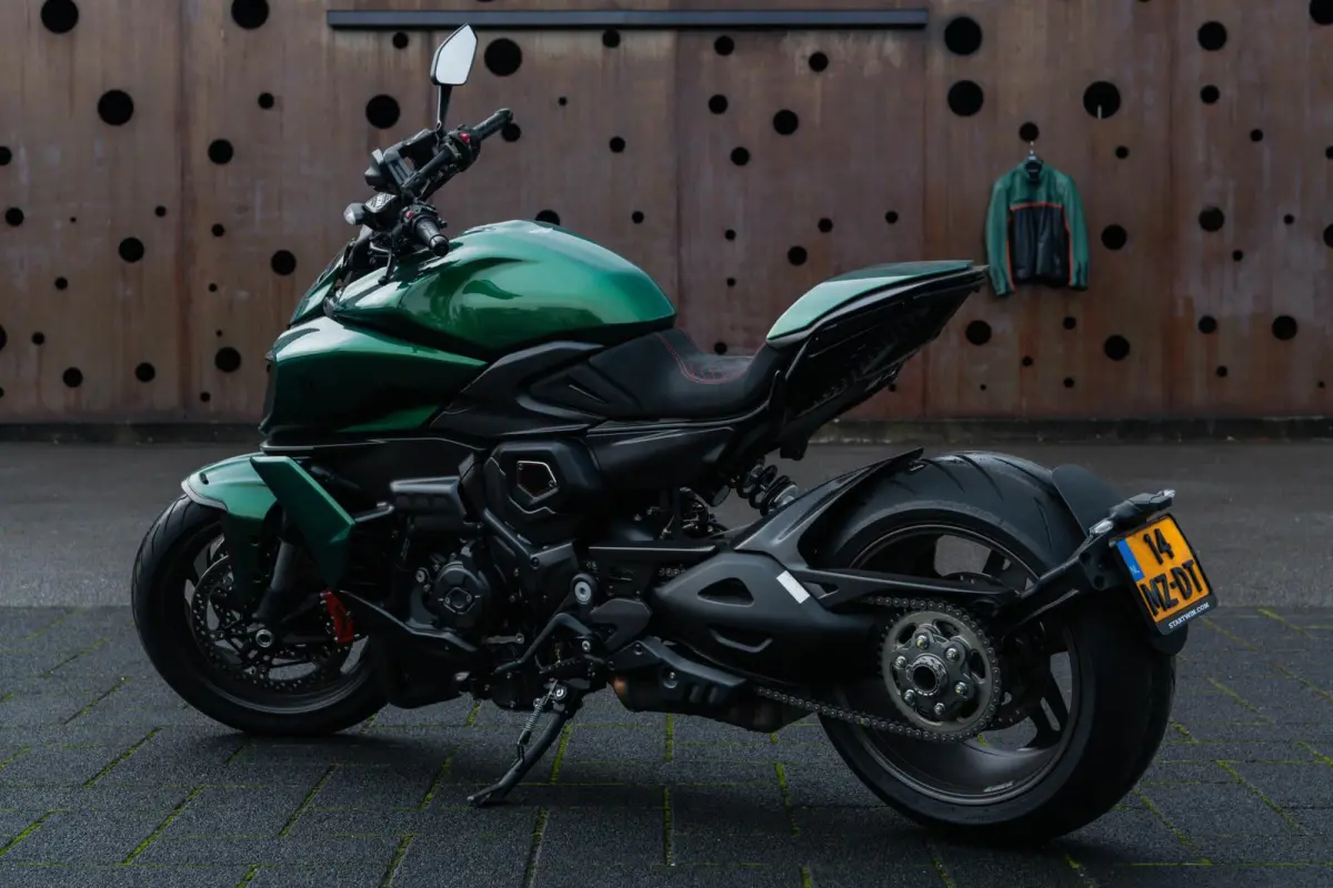V4 for Bentley | 1e Eigenaar | Origineel NL | Limited | Incl. Jas + Helm | 1 van 500 |