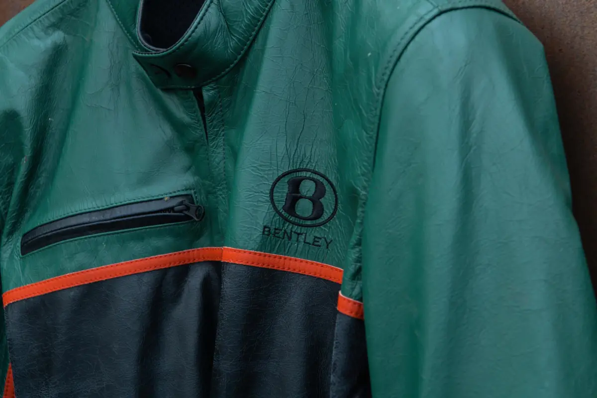 V4 for Bentley | 1e Eigenaar | Origineel NL | Limited | Incl. Jas + Helm | 1 van 500 |