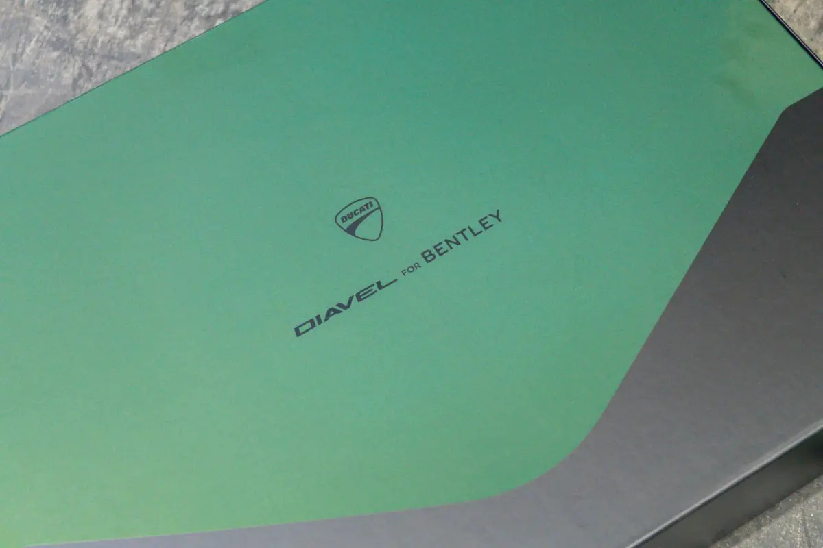 V4 for Bentley | 1e Eigenaar | Origineel NL | Limited | Incl. Jas + Helm | 1 van 500 |