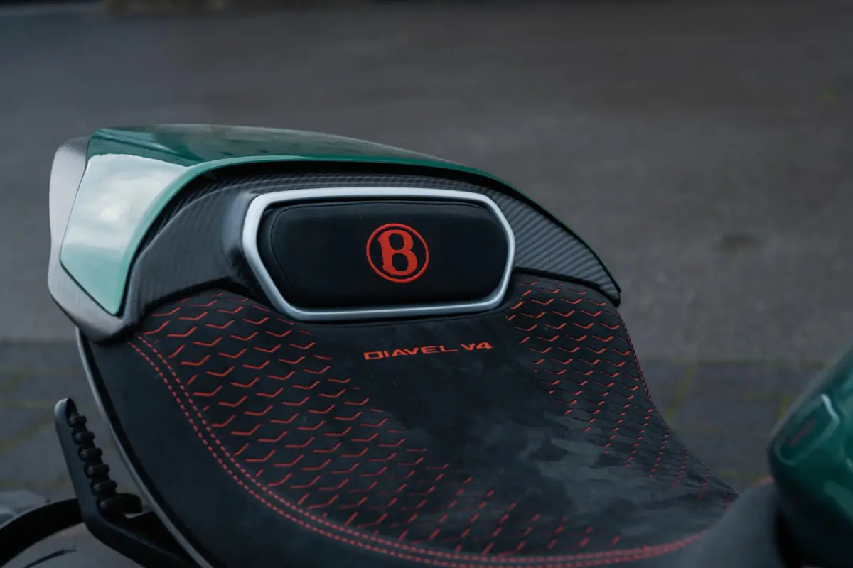 V4 for Bentley | 1e Eigenaar | Origineel NL | Limited | Incl. Jas + Helm | 1 van 500 |
