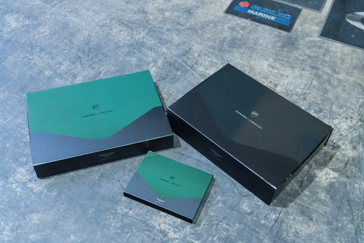 V4 for Bentley | 1e Eigenaar | Origineel NL | Limited | Incl. Jas + Helm | 1 van 500 |