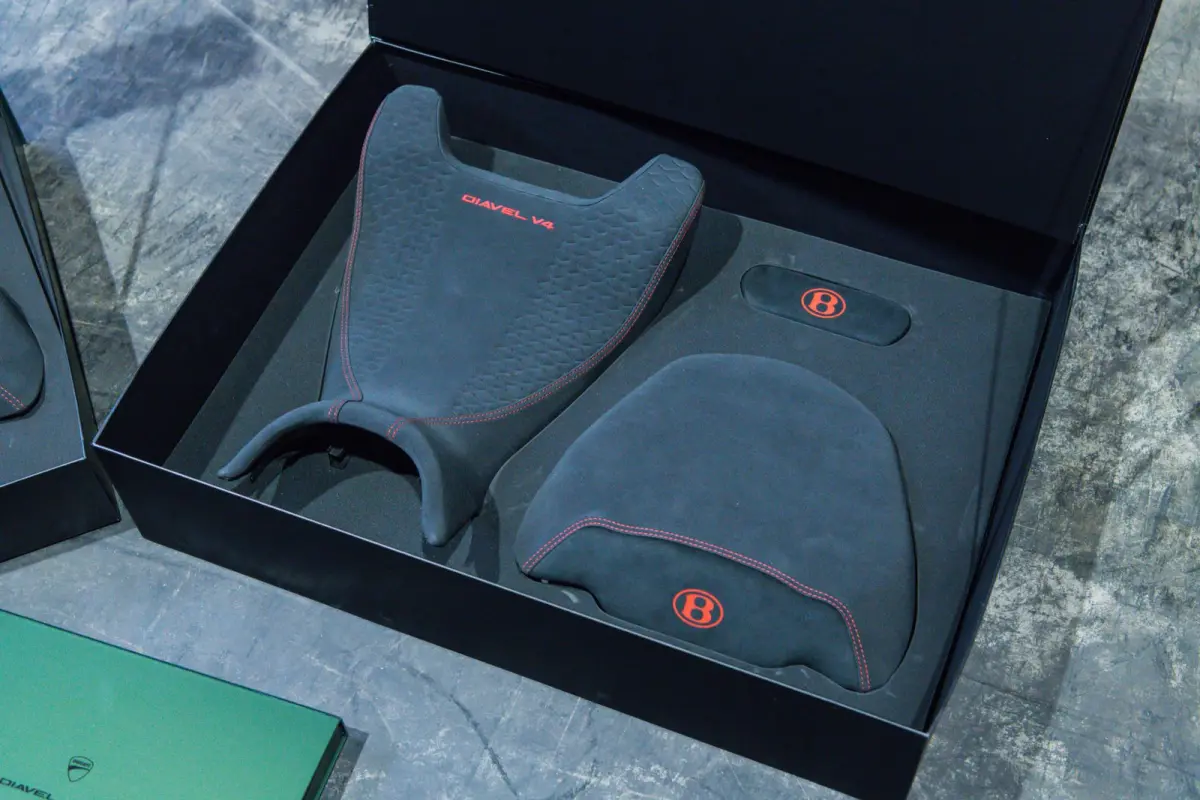 V4 for Bentley | 1e Eigenaar | Origineel NL | Limited | Incl. Jas + Helm | 1 van 500 |