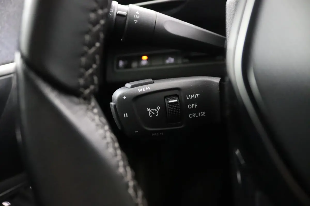 1.2 Allure*ECC*CRUISE*NAVI*CAM*CARPLAY*RIEM.VV