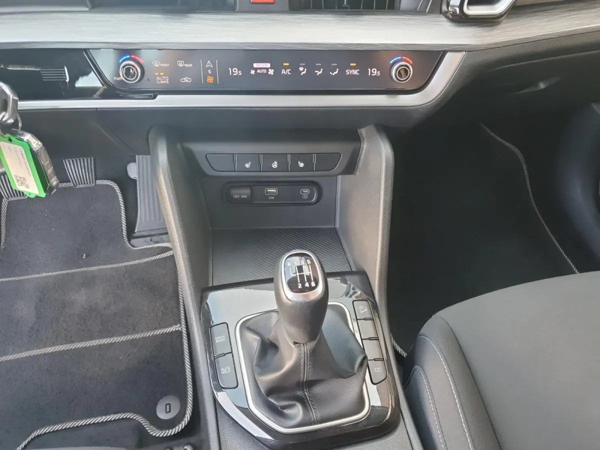 1.6T MHEV DynamicLine Edition | Stoel en stuurverwarming | Camera | Navigatie | Apple Carplay / Android Auto | Climate control |