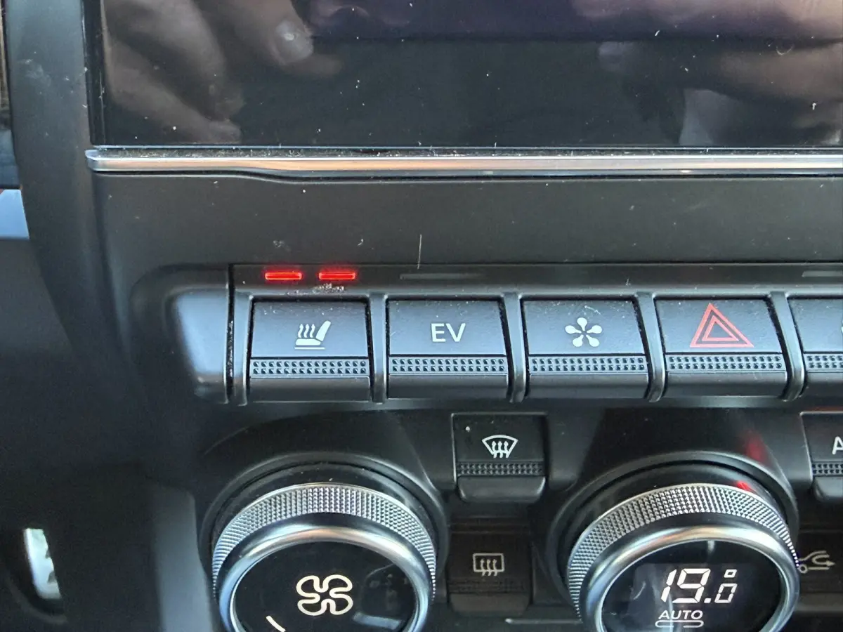 1.6 E-Tech Hybrid R.S. Line Camera + PDC Stoel-Stuur verwarming Carplay Navigatie Elektrische stoelen