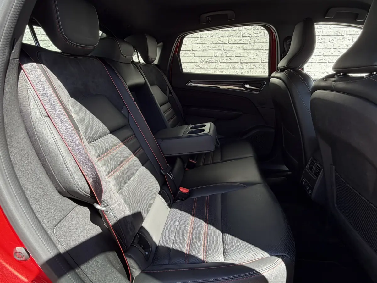 1.6 E-Tech Hybrid R.S. Line Camera + PDC Stoel-Stuur verwarming Carplay Navigatie Elektrische stoelen