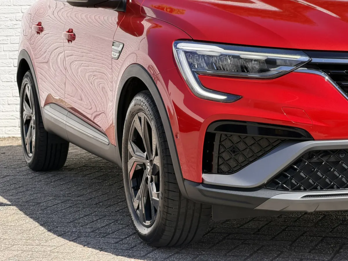 1.6 E-Tech Hybrid R.S. Line Camera + PDC Stoel-Stuur verwarming Carplay Navigatie Elektrische stoelen
