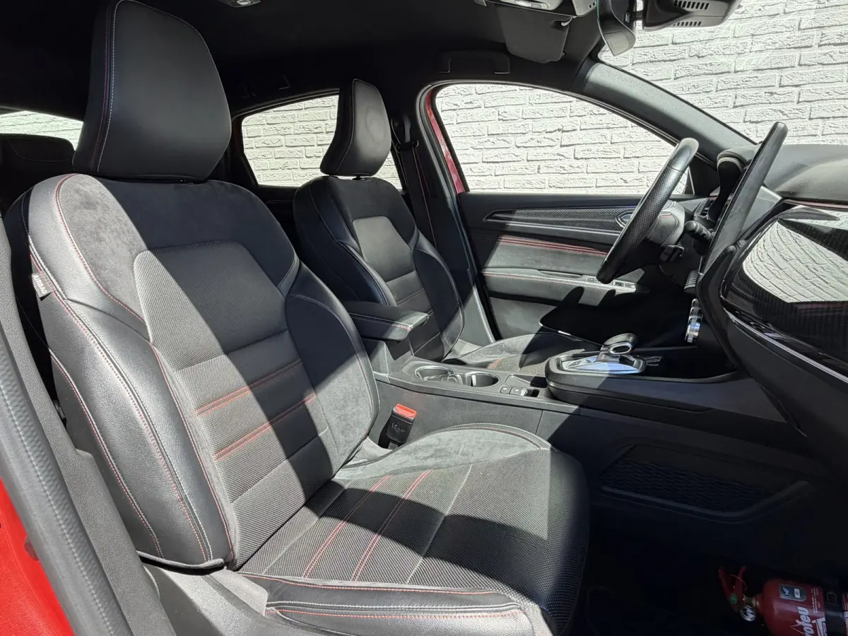 1.6 E-Tech Hybrid R.S. Line Camera + PDC Stoel-Stuur verwarming Carplay Navigatie Elektrische stoelen