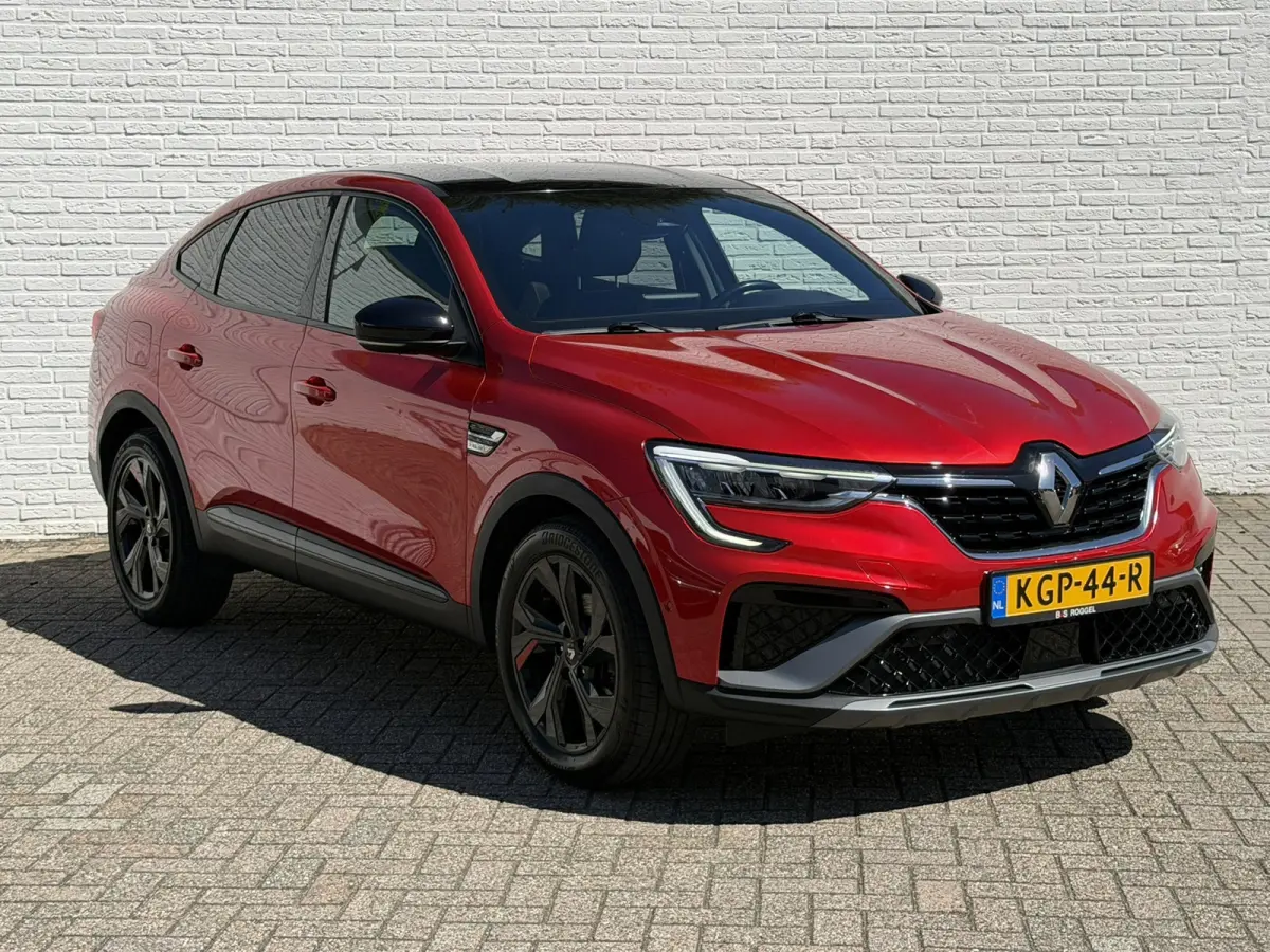 1.6 E-Tech Hybrid R.S. Line Camera + PDC Stoel-Stuur verwarming Carplay Navigatie Elektrische stoelen