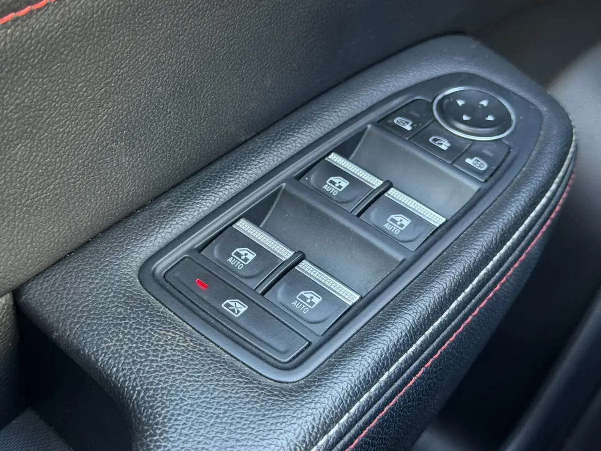 1.6 E-Tech Hybrid R.S. Line Camera + PDC Stoel-Stuur verwarming Carplay Navigatie Elektrische stoelen