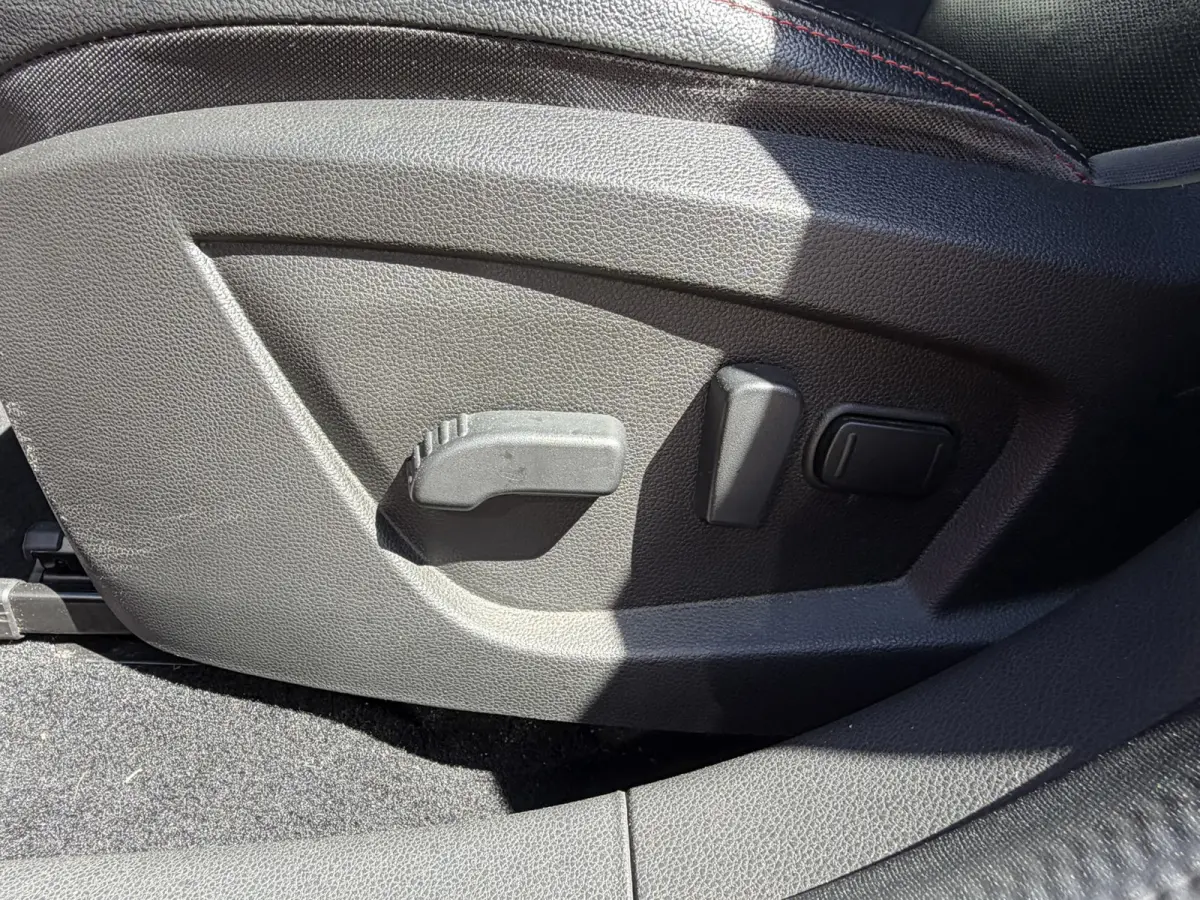 1.6 E-Tech Hybrid R.S. Line Camera + PDC Stoel-Stuur verwarming Carplay Navigatie Elektrische stoelen