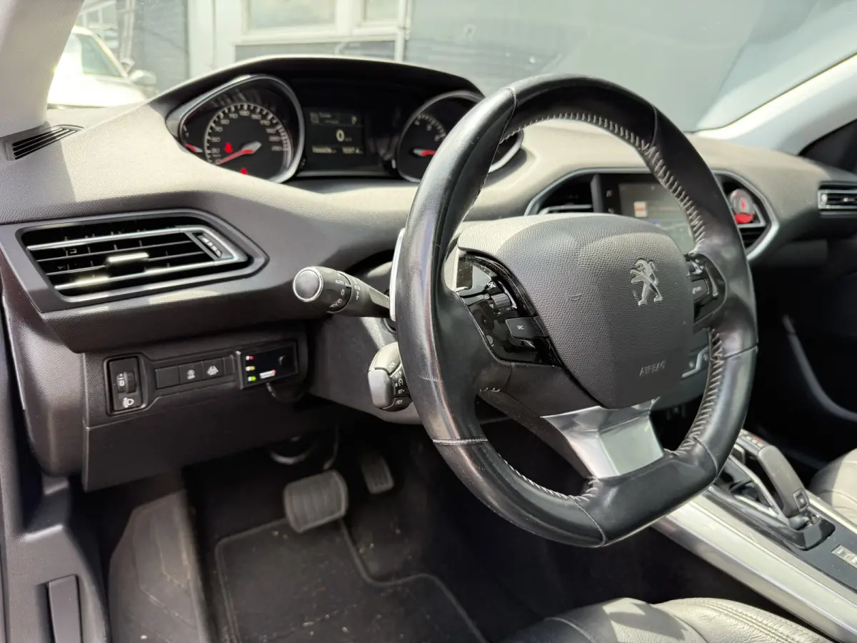 BWJ 2019 1.2 131 PK Blue Lease Premium NIEUWE DISTR.RIEM!! AUTOMAAT | PANORAMA | LEDER | CLIMA | ANDROID AUTO | APPLE CARPLAY | MULTIFUNCT. STUUR