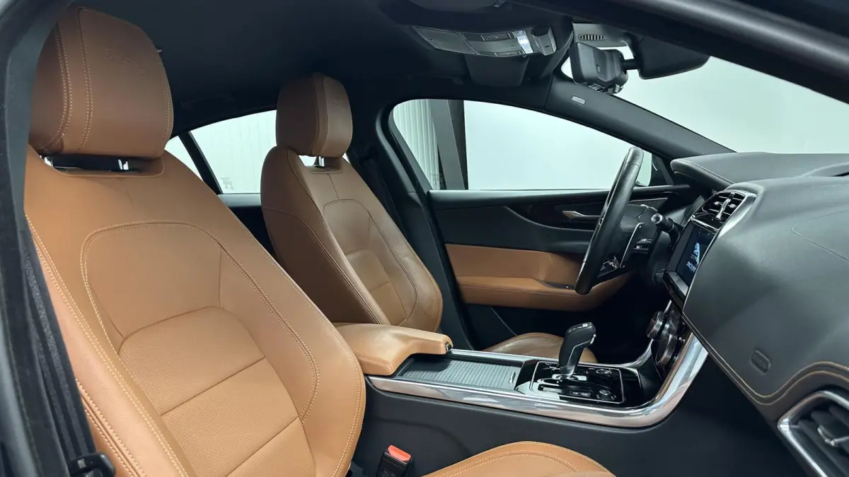 2.0 P250 R-Dynamic HSE NAVI LEER CAMERA CARPLAY.