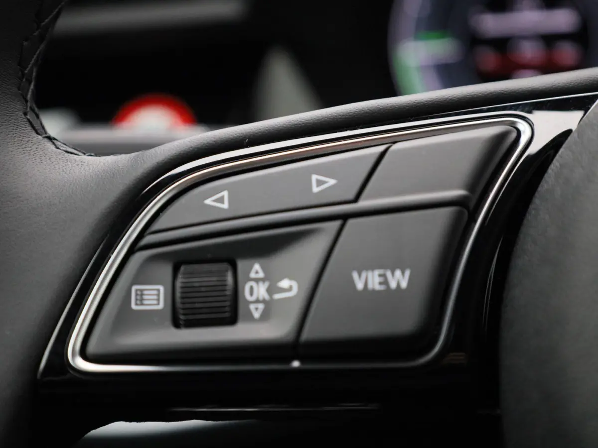 40 TFSI e Advanced edition l Adaptive cruise control l Climate control l Navigatie l Head-up display l Achteruitrijcamera l LED-koplampen l Elektr. voorstoelen geh. best. l Stoelverwarming l