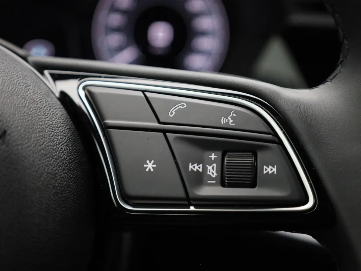 40 TFSI e Advanced edition l Adaptive cruise control l Climate control l Navigatie l Head-up display l Achteruitrijcamera l LED-koplampen l Elektr. voorstoelen geh. best. l Stoelverwarming l