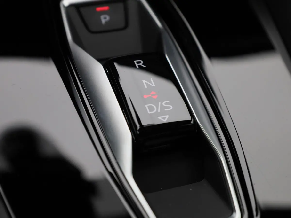 40 TFSI e Advanced edition l Adaptive cruise control l Climate control l Navigatie l Head-up display l Achteruitrijcamera l LED-koplampen l Elektr. voorstoelen geh. best. l Stoelverwarming l