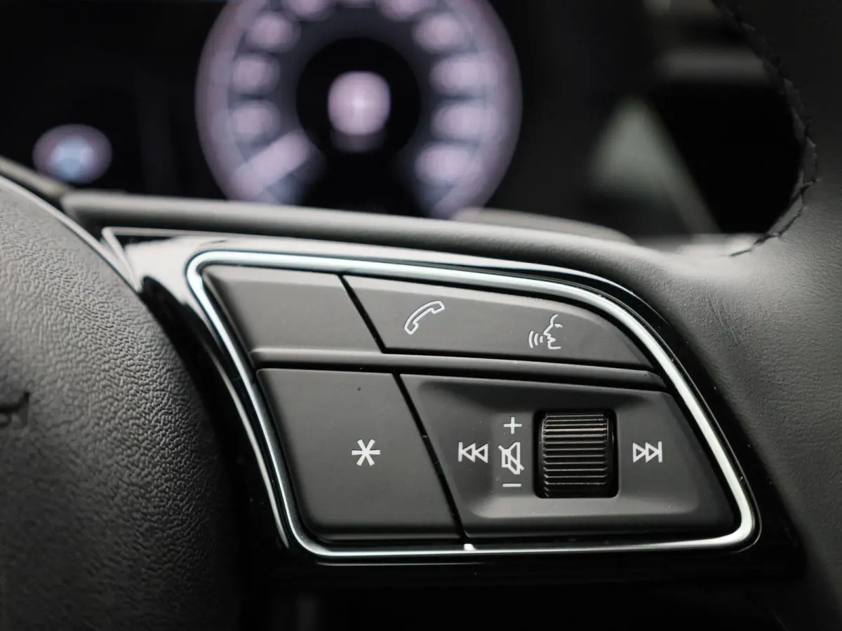40 TFSI e Advanced edition l Adaptive cruise control l Climate control l Navigatie l Head-up display l Achteruitrijcamera l LED-koplampen l Elektr. voorstoelen geh. best. l Stoelverwarming l