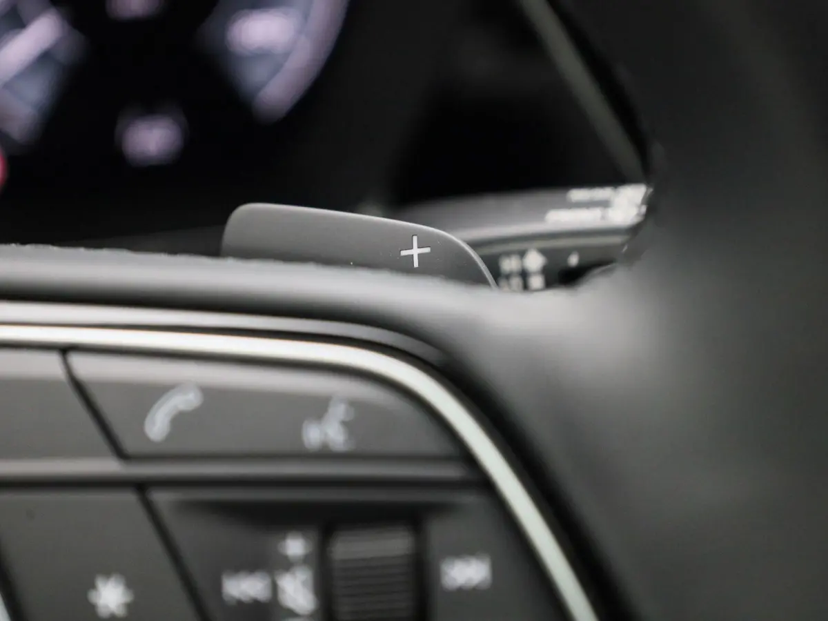 40 TFSI e Advanced edition l Adaptive cruise control l Climate control l Navigatie l Head-up display l Achteruitrijcamera l LED-koplampen l Elektr. voorstoelen geh. best. l Stoelverwarming l