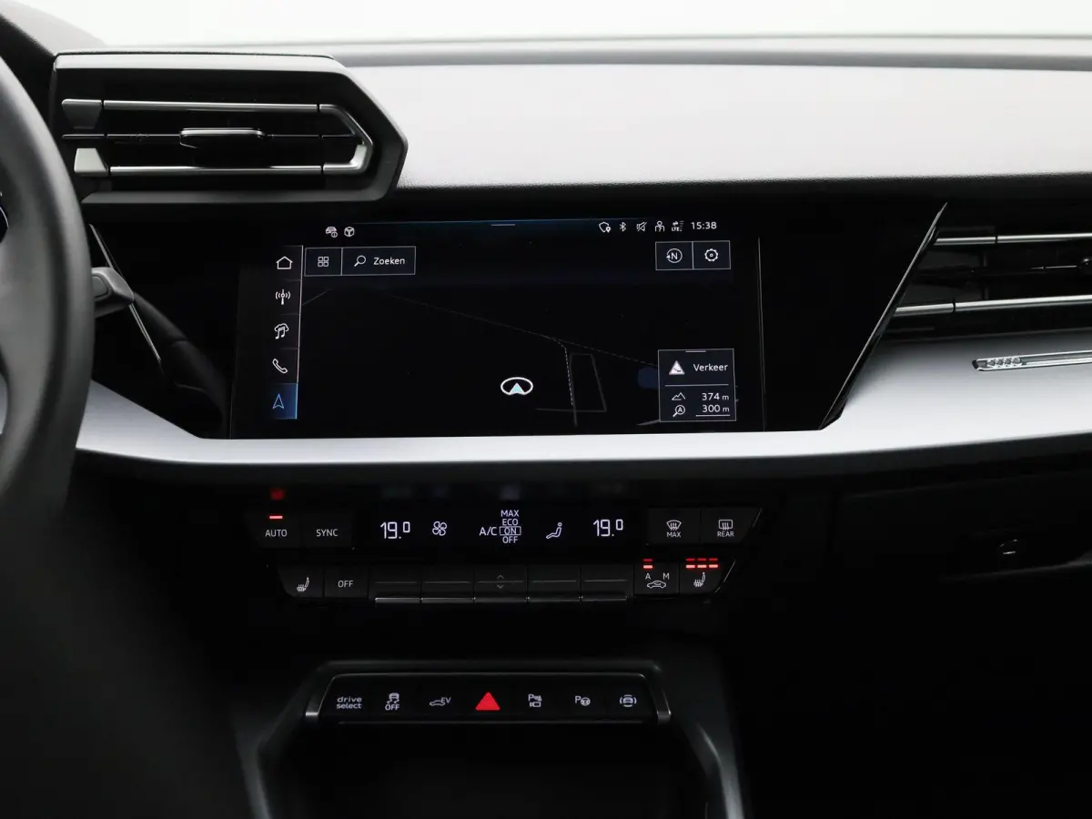 40 TFSI e Advanced edition l Adaptive cruise control l Climate control l Navigatie l Head-up display l Achteruitrijcamera l LED-koplampen l Elektr. voorstoelen geh. best. l Stoelverwarming l