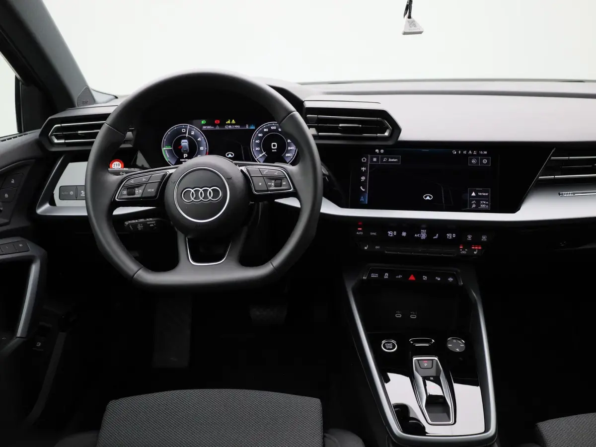 40 TFSI e Advanced edition l Adaptive cruise control l Climate control l Navigatie l Head-up display l Achteruitrijcamera l LED-koplampen l Elektr. voorstoelen geh. best. l Stoelverwarming l