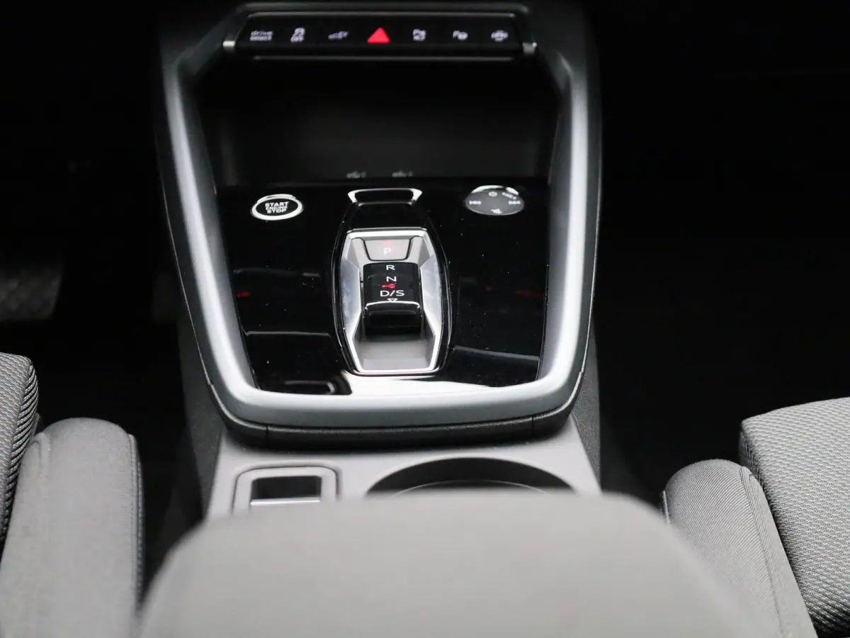 40 TFSI e Advanced edition l Adaptive cruise control l Climate control l Navigatie l Head-up display l Achteruitrijcamera l LED-koplampen l Elektr. voorstoelen geh. best. l Stoelverwarming l