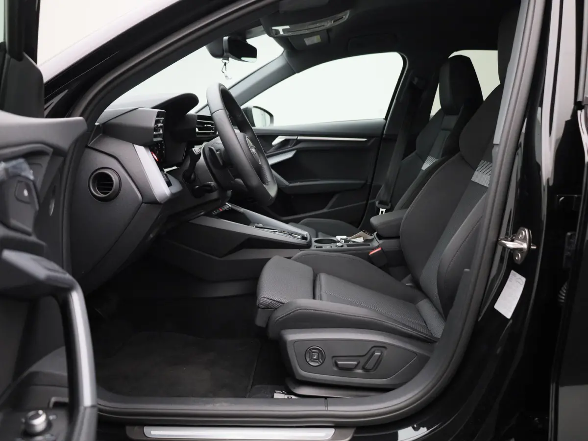 40 TFSI e Advanced edition l Adaptive cruise control l Climate control l Navigatie l Head-up display l Achteruitrijcamera l LED-koplampen l Elektr. voorstoelen geh. best. l Stoelverwarming l