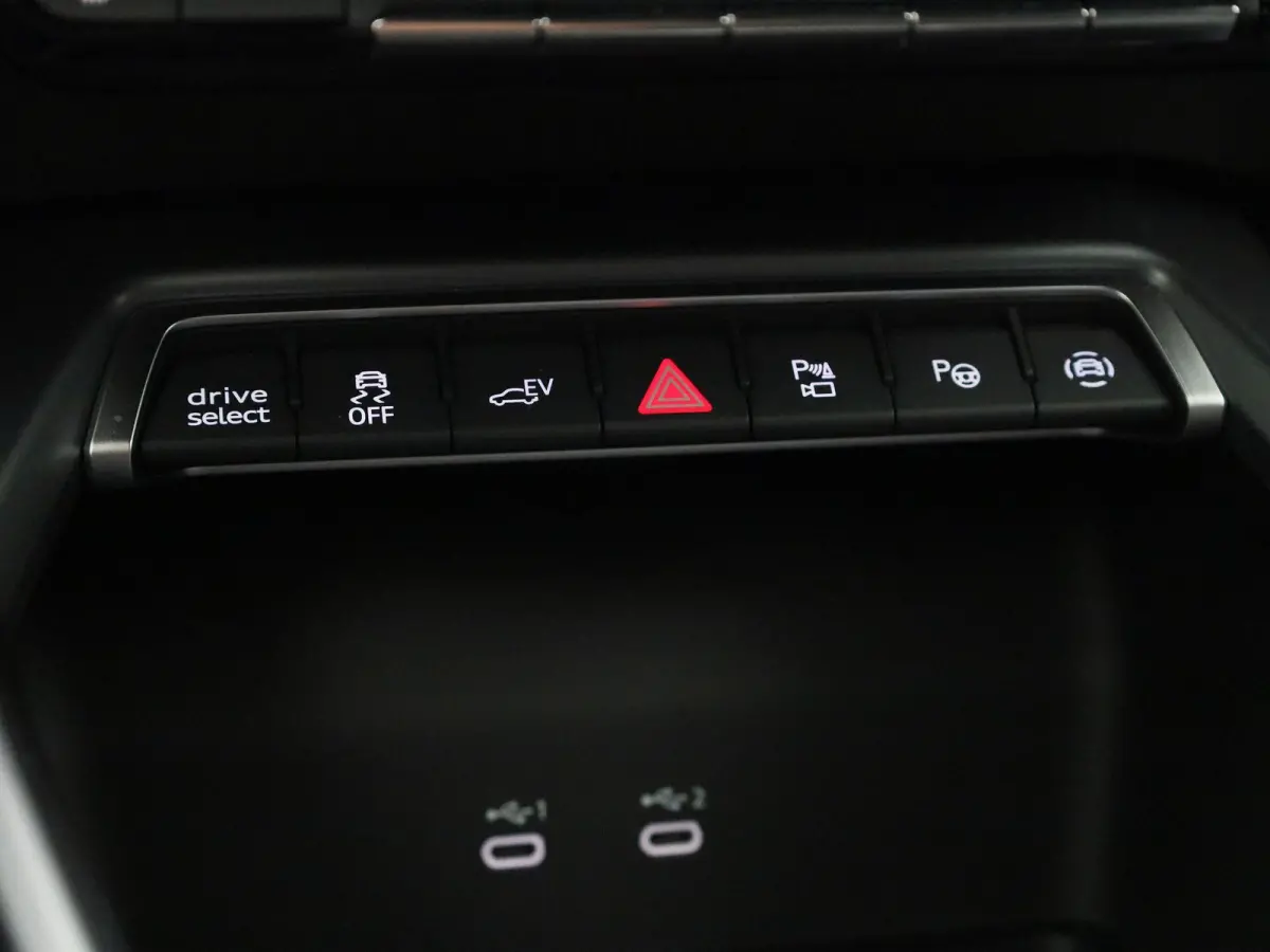 40 TFSI e Advanced edition l Adaptive cruise control l Climate control l Navigatie l Head-up display l Achteruitrijcamera l LED-koplampen l Elektr. voorstoelen geh. best. l Stoelverwarming l