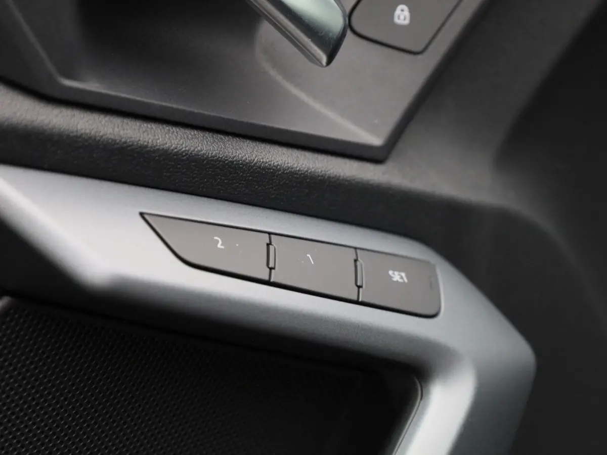 40 TFSI e Advanced edition l Adaptive cruise control l Climate control l Navigatie l Head-up display l Achteruitrijcamera l LED-koplampen l Elektr. voorstoelen geh. best. l Stoelverwarming l