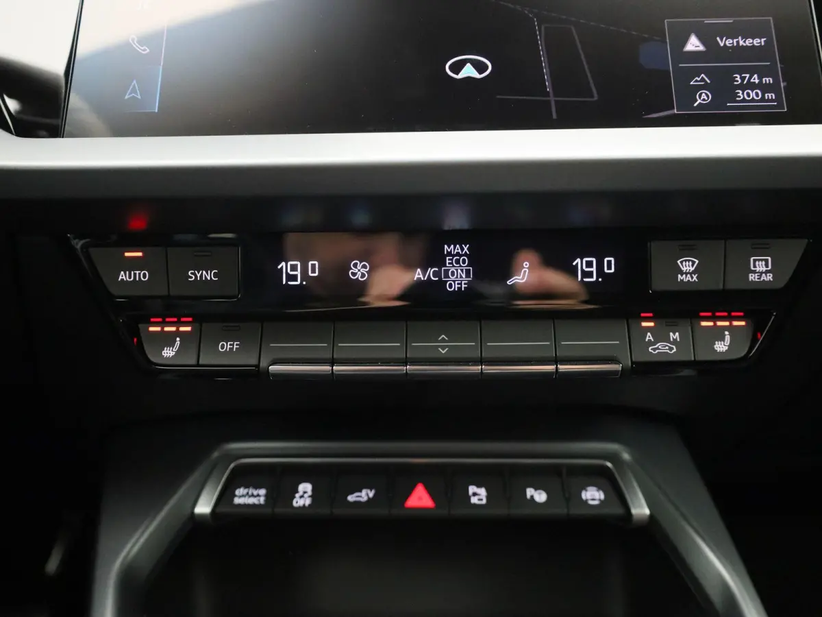 40 TFSI e Advanced edition l Adaptive cruise control l Climate control l Navigatie l Head-up display l Achteruitrijcamera l LED-koplampen l Elektr. voorstoelen geh. best. l Stoelverwarming l