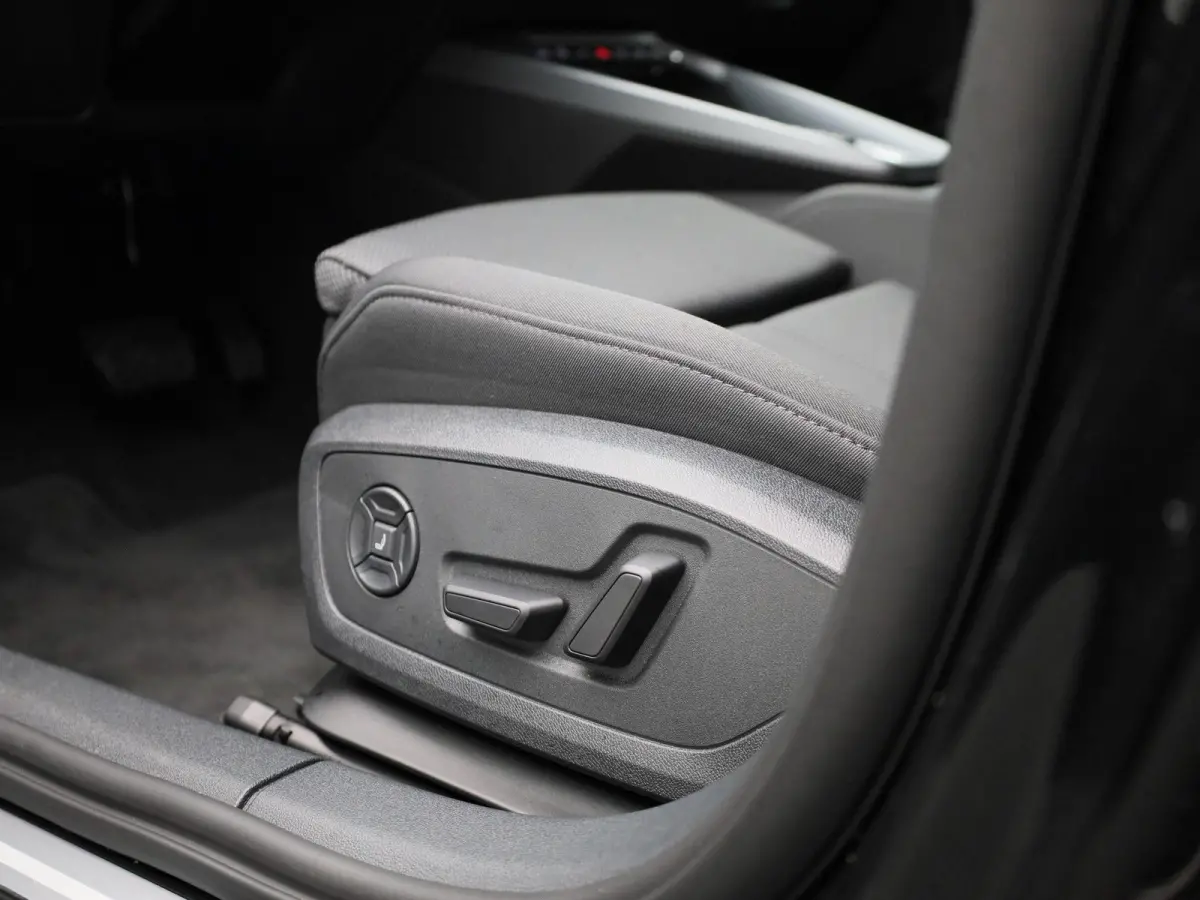 40 TFSI e Advanced edition l Adaptive cruise control l Climate control l Navigatie l Head-up display l Achteruitrijcamera l LED-koplampen l Elektr. voorstoelen geh. best. l Stoelverwarming l