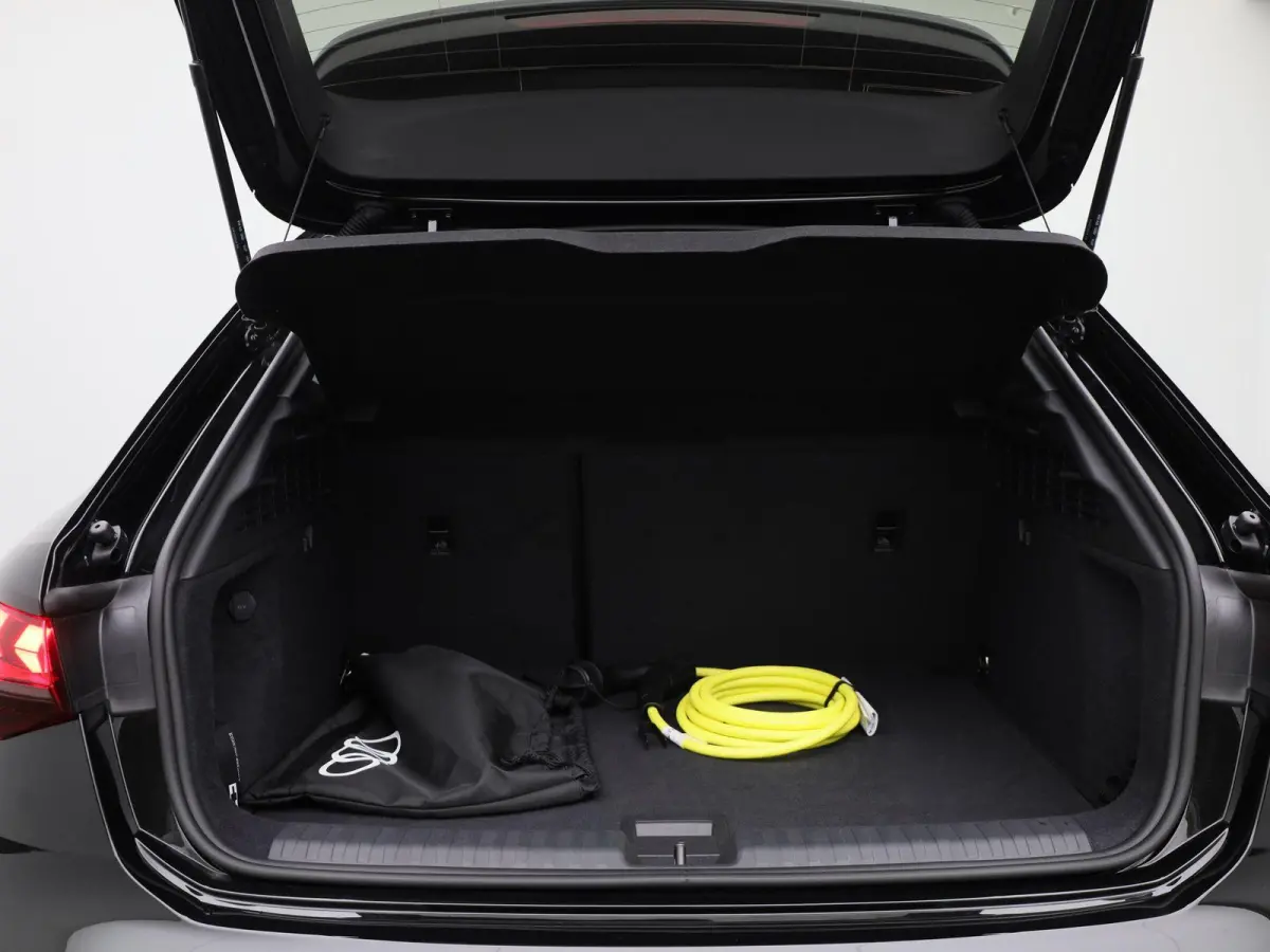40 TFSI e Advanced edition l Adaptive cruise control l Climate control l Navigatie l Head-up display l Achteruitrijcamera l LED-koplampen l Elektr. voorstoelen geh. best. l Stoelverwarming l