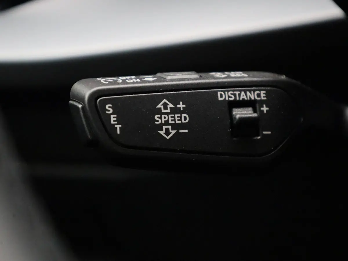 40 TFSI e Advanced edition l Adaptive cruise control l Climate control l Navigatie l Head-up display l Achteruitrijcamera l LED-koplampen l Elektr. voorstoelen geh. best. l Stoelverwarming l