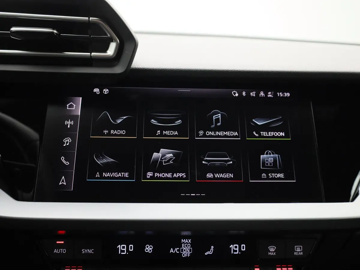40 TFSI e Advanced edition l Adaptive cruise control l Climate control l Navigatie l Head-up display l Achteruitrijcamera l LED-koplampen l Elektr. voorstoelen geh. best. l Stoelverwarming l