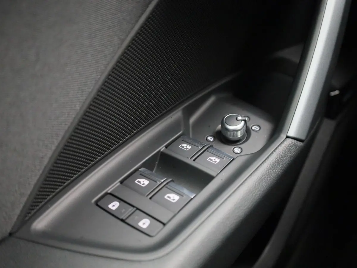 40 TFSI e Advanced edition l Adaptive cruise control l Climate control l Navigatie l Head-up display l Achteruitrijcamera l LED-koplampen l Elektr. voorstoelen geh. best. l Stoelverwarming l