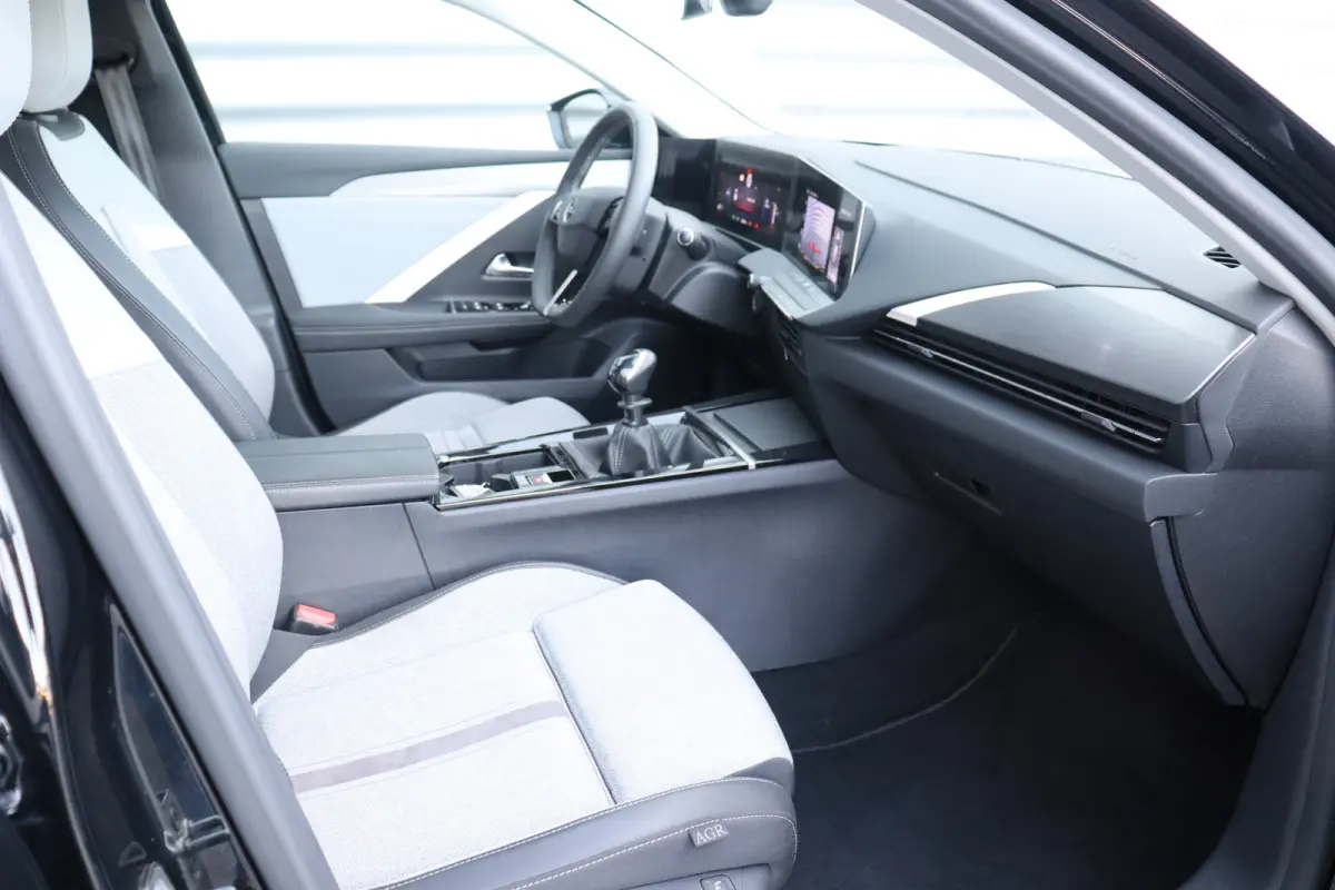 1.2 TURBO 130PK ELEGANCE / NAVI / LEDER / CLIMA / LED / PDC / AGR / 17" LMV / CAMERA / KEYLESS / AFN. TREKHAAK / WINTERPAKKET / CRUISECONTROL / NIEUWSTAAT !!