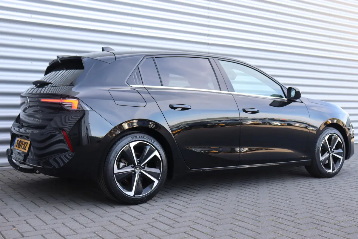 1.2 TURBO 130PK ELEGANCE / NAVI / LEDER / CLIMA / LED / PDC / AGR / 17" LMV / CAMERA / KEYLESS / AFN. TREKHAAK / WINTERPAKKET / CRUISECONTROL / NIEUWSTAAT !!