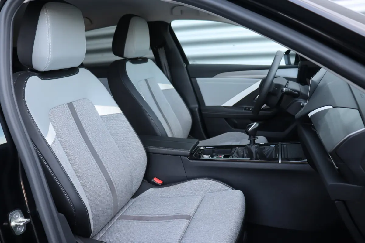 1.2 TURBO 130PK ELEGANCE / NAVI / LEDER / CLIMA / LED / PDC / AGR / 17" LMV / CAMERA / KEYLESS / AFN. TREKHAAK / WINTERPAKKET / CRUISECONTROL / NIEUWSTAAT !!