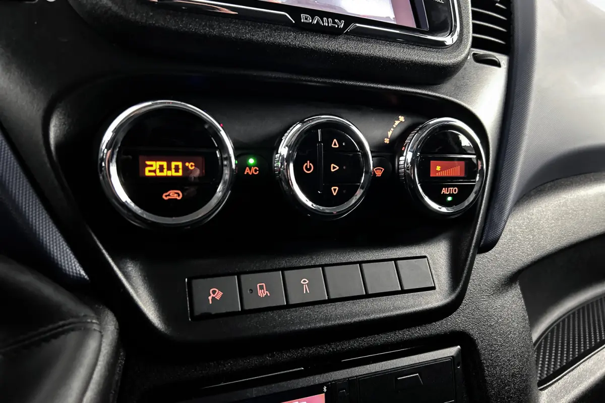 35C21 Dubbellucht | Geen vrachtwagenheffing | Trekhaak 3,5T | Navigatie | LED | Camera | Airco | Cruise control