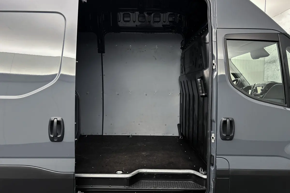 35C21 Dubbellucht | Geen vrachtwagenheffing | Trekhaak 3,5T | Navigatie | LED | Camera | Airco | Cruise control