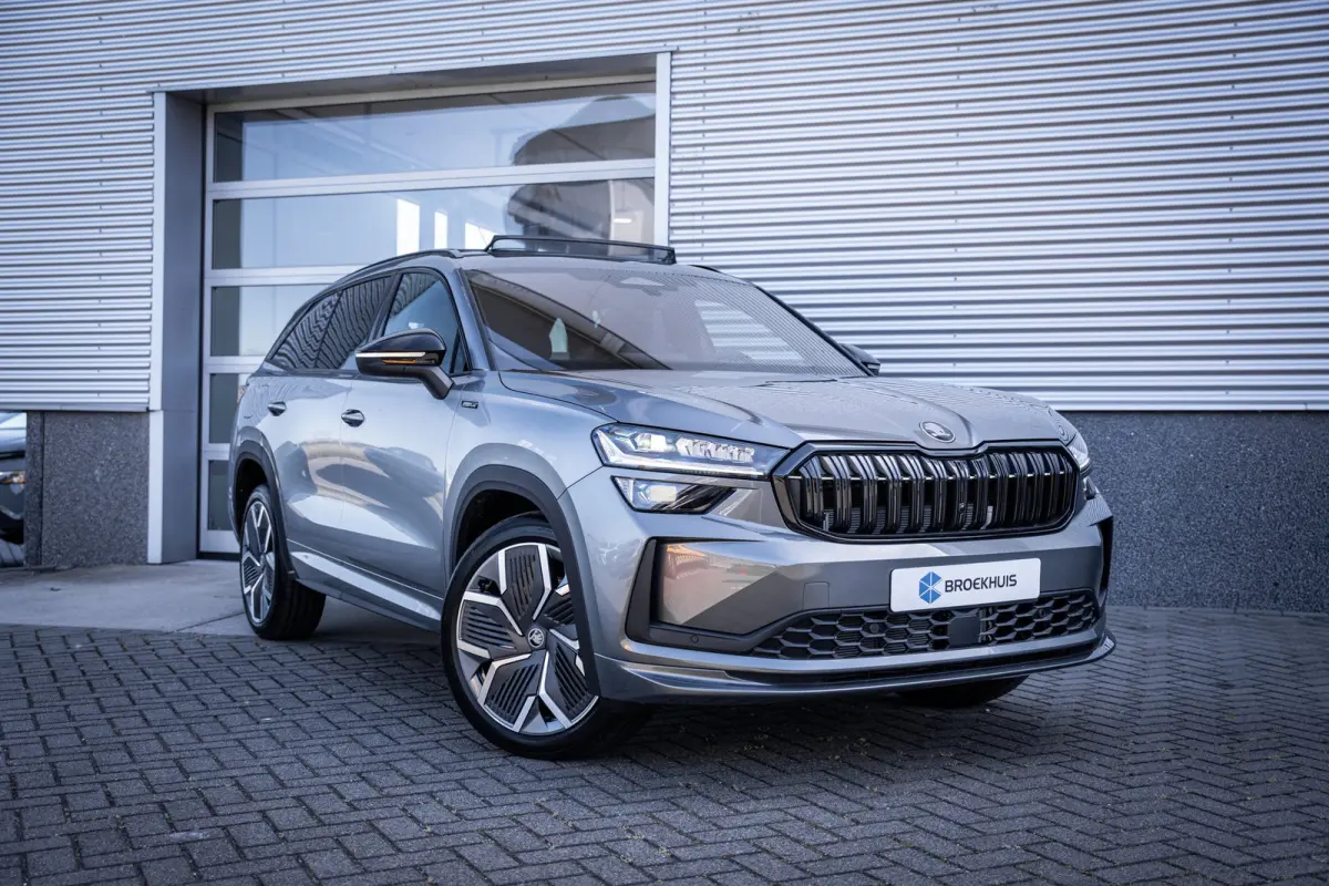1.5 TSI PHEV Sportline Business | Achteruitrijcamera | Elektrisch glazen panorama-dak | Lichtmetalen velgen 20"