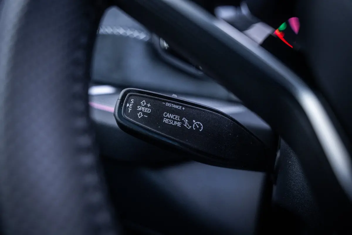 1.5 TSI PHEV Sportline Business | Achteruitrijcamera | Elektrisch glazen panorama-dak | Lichtmetalen velgen 20"